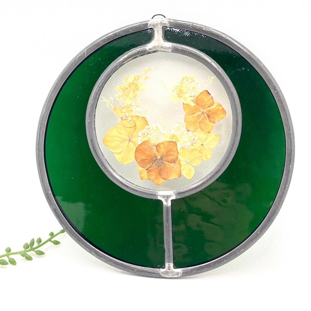 Pressed Flower Suncatcher – Stained Glass Round Hanging Panel – 6.75" Green Flor